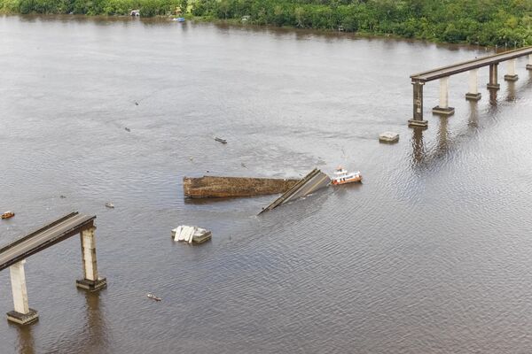 Un puente de 860 metros colapsa tras ser golpeado por un barco Un puente de 860 metros colapsa tras ser golpeado por un barco - Sputnik Mundo