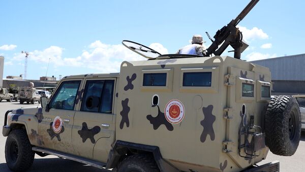 Un automóvil militar en Trípoli, Libia - Sputnik Mundo