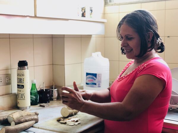 Marisela encontró en la falta de ciertos ingredientes una oportunidad para innovar y hacer sus platos típicos con lo que hay a mano Marisela encontró en la falta de ciertos ingredientes una oportunidad para innovar y hacer sus platos típicos con lo que hay a mano - Sputnik Mundo