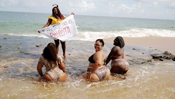 Mujeres de talla grande protestan contra la gordofobia en Brasil: 'Voy a ser gorda' - Sputnik Mundo