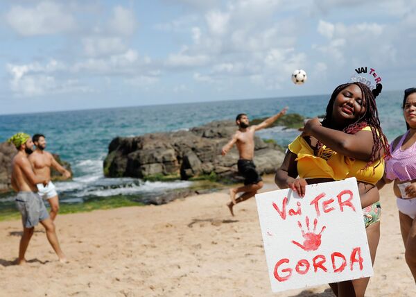 Mujeres de talla grande protestan contra la gordofobia en Brasil: 'Voy a ser gorda' - Sputnik Mundo