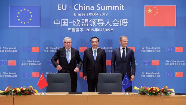 El primer ministro chino, Li Keqiang, y los presidentes del Consejo Europeo y de la Comisión Europea, Donald Tusk y Jean-Claude Juncker - Sputnik Mundo