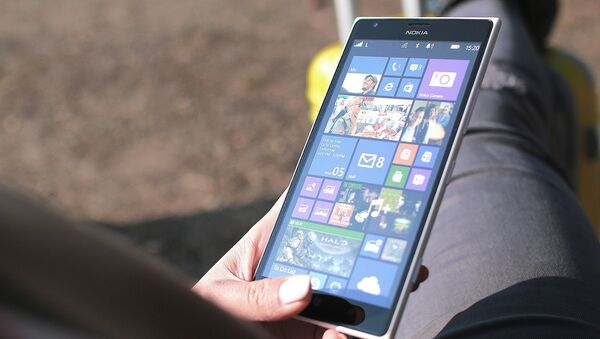 Un celular con el sistema operativo Windows Phone  - Sputnik Mundo