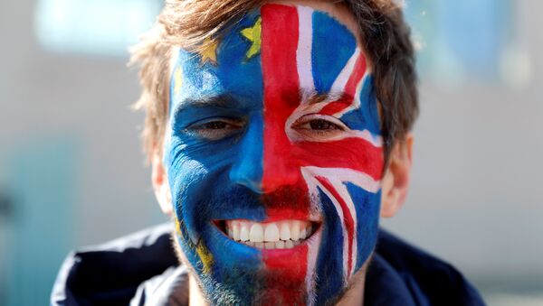 Un hombre con las banderas de la UE y el Reino Unido pintadas en la cara - Sputnik Mundo