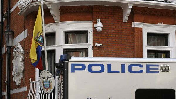Policía británica cerca de la embajada de Ecuador en Londres - Sputnik Mundo