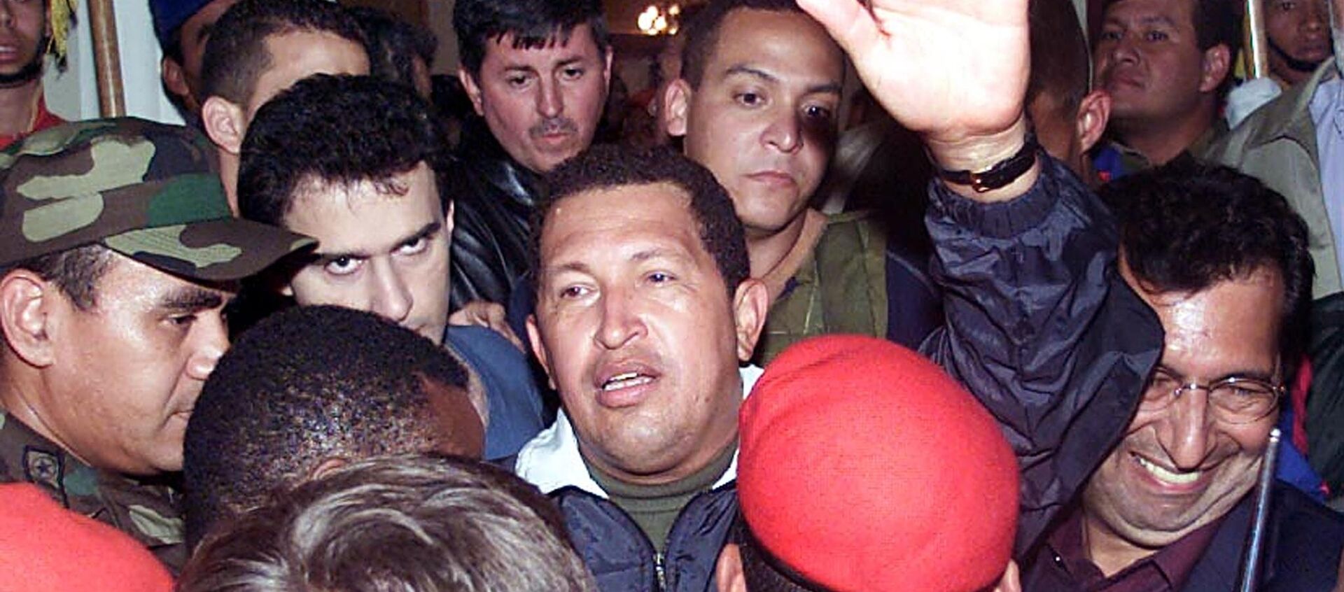 Hugo Chávez regresando al gobierno tras el fallido Golpe de Estado de 2002 en Venezuela - Sputnik Mundo, 1920, 14.04.2019