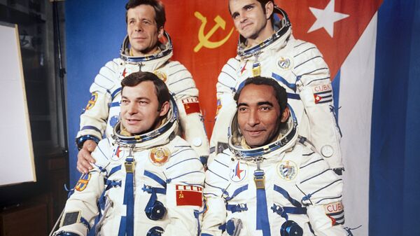 El cosmonauta Arnaldo Tamayo junto al héroe soviético, Yuri Romanenko, y sus traductores en la Tierra - Sputnik Mundo