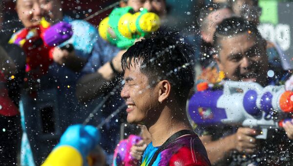 Los tailandeses celebran el año nuevo budista con una 'guerra' de agua - Sputnik Mundo