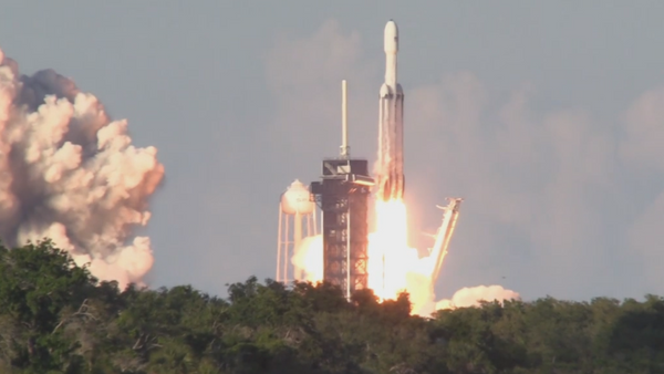 El lanzamiento del cohete portador triple Falcon Heavy - Sputnik Mundo