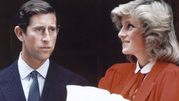 La princesa Diana y el príncipe Carlos con un hijo suyo - Sputnik Mundo