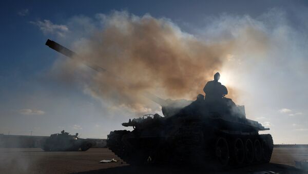Un tanque del Ejército Nacional Libio (ENL) bajo el mando de Haftar - Sputnik Mundo