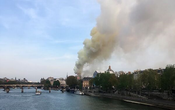Incendio en la catedral parisina de Notre-Dame - Sputnik Mundo