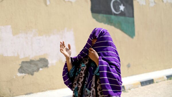 Una mujer desplazada en Trípoli - Sputnik Mundo