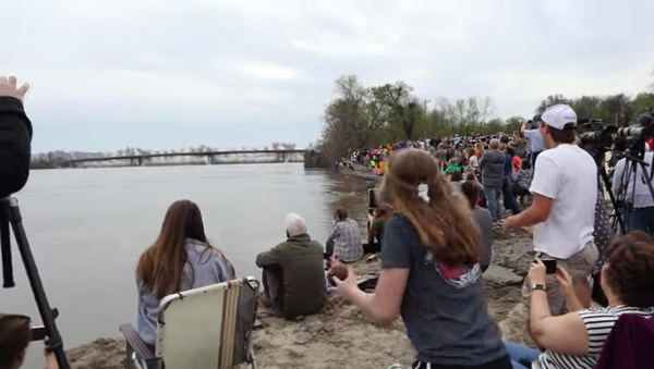 La gente se reúne para ver la demolición de un puente sobre el río Misuri - Sputnik Mundo