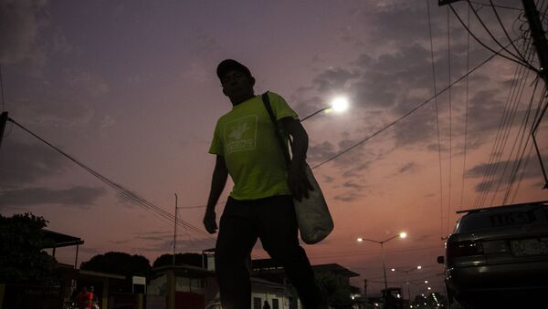 Miembro de caravana migrante camina en las calles de Huehuetán, Chiapas, México - Sputnik Mundo