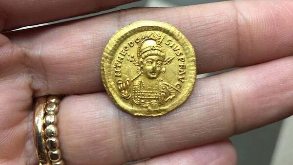 Moneda bizantina con la imagen del emperador Teodosio II - Sputnik Mundo