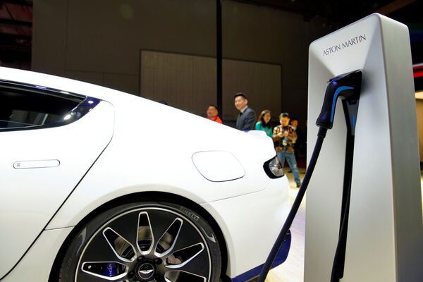 Электрокар Aston Martin во время зарядки на Шанхайском международном автосалоне - Sputnik Mundo
