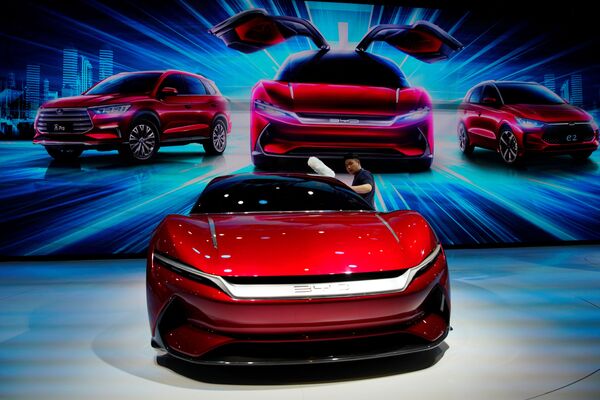 Мужчин протирает концепт автомобиля BYD e-SEED GT на Шанхайском международном автосалоне - Sputnik Mundo