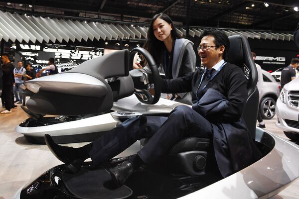 Посетитель во время испытания симулятора Mercedes-Benz на Шанхайском международном автосалоне - Sputnik Mundo
