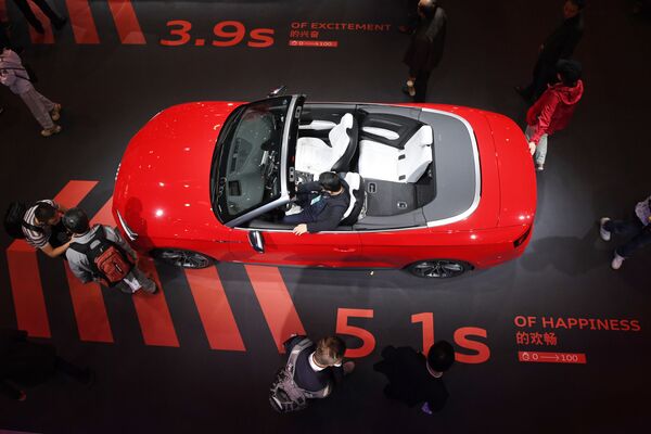 Посетители у автомобиля Audi S5 на Шанхайском международном автосалоне - Sputnik Mundo