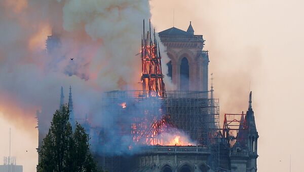 La catedral de Notre Dame de París, en llamas - Sputnik Mundo