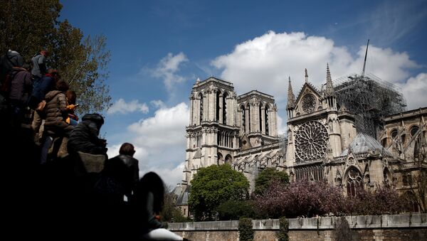 La gente mira la catedral de Notre Dame - Sputnik Mundo