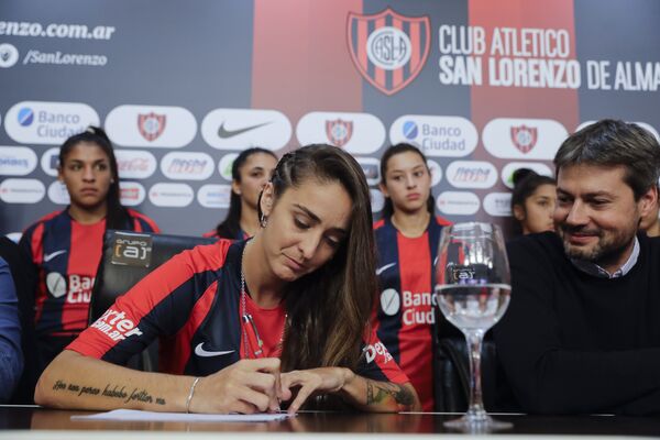 La jugadora argentina Macarena Sánchez firmó el 12 de abril un contrato profesional en el club de fútbol San Lorenzo La jugadora argentina Macarena Sánchez firmó el 12 de abril un contrato profesional en el club de fútbol San Lorenzo - Sputnik Mundo