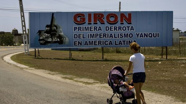 Cartel ubicado a la entrada del municipio Girón, en Matanzas, Cuba - Sputnik Mundo