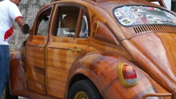 Desde Perú a Nueva York en un auto de madera: el regalo de un carpintero a su hija  - Sputnik Mundo