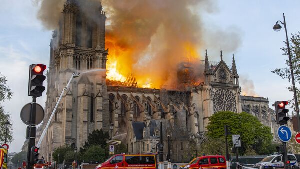 La catedral de Notre Dame de París en llamas - Sputnik Mundo