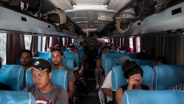 Tapachula, Chiapas. Cubanos en los autobuses que rentaron para salir en el Vía Crucis cubano a la frontera norte - Sputnik Mundo