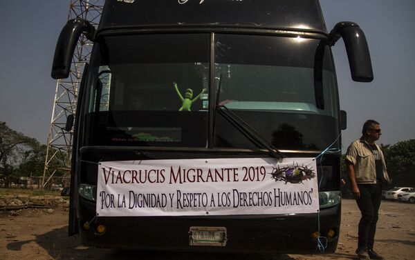 Tapachula, Chiapas. Autobuses rentados por un grupo de cubanos que salió en Vía Crucis cubano rumbo a la frontera norte - Sputnik Mundo
