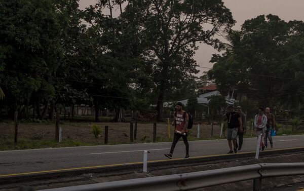 Huixtla, Chiapas. Cubanos regresan caminando tras ser retenidos por autoridades en la aduana de Huixtla - Sputnik Mundo