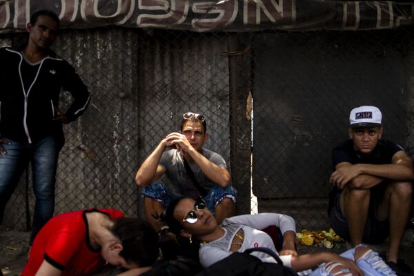Huixtla, Chiapas. Cubanos descansan en una sombra Huixtla, Chiapas. Cubanos descansan en una sombra - Sputnik Mundo