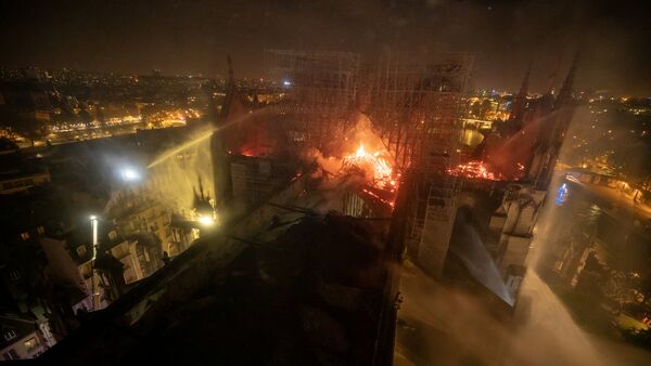 La catredral de Notre Dame en llamas - Sputnik Mundo