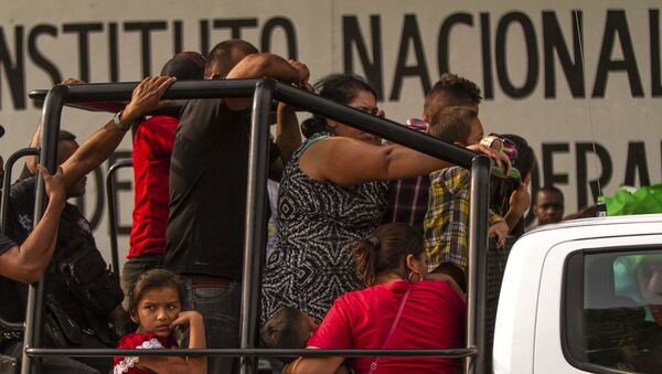 Tapachula, Chiapas: Grupo de migrantes detenidos y trasladados a la estación migratoria Siglo XXI - Sputnik Mundo