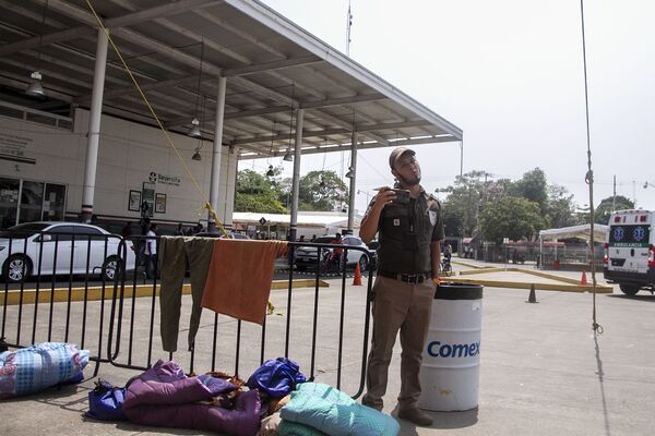 Suchiate, Chiapas: Oficial de migración en la aduana fronteriza del puente Rodolfo Robles Suchiate, Chiapas: Oficial de migración en la aduana fronteriza del puente Rodolfo Robles - Sputnik Mundo