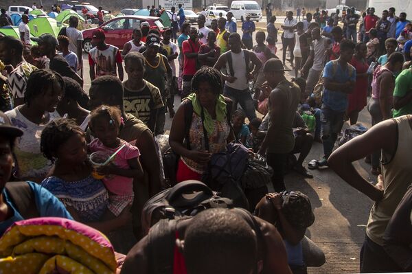 Tapachula, Chiapas: Cientos de migrantes, muchos de ellos haitianos, esperan que les resuelvan su situación migratoria en la estación Siglo XXI Tapachula, Chiapas: Cientos de migrantes, muchos de ellos haitianos, esperan que les resuelvan su situación migratoria en la estación Siglo XXI - Sputnik Mundo