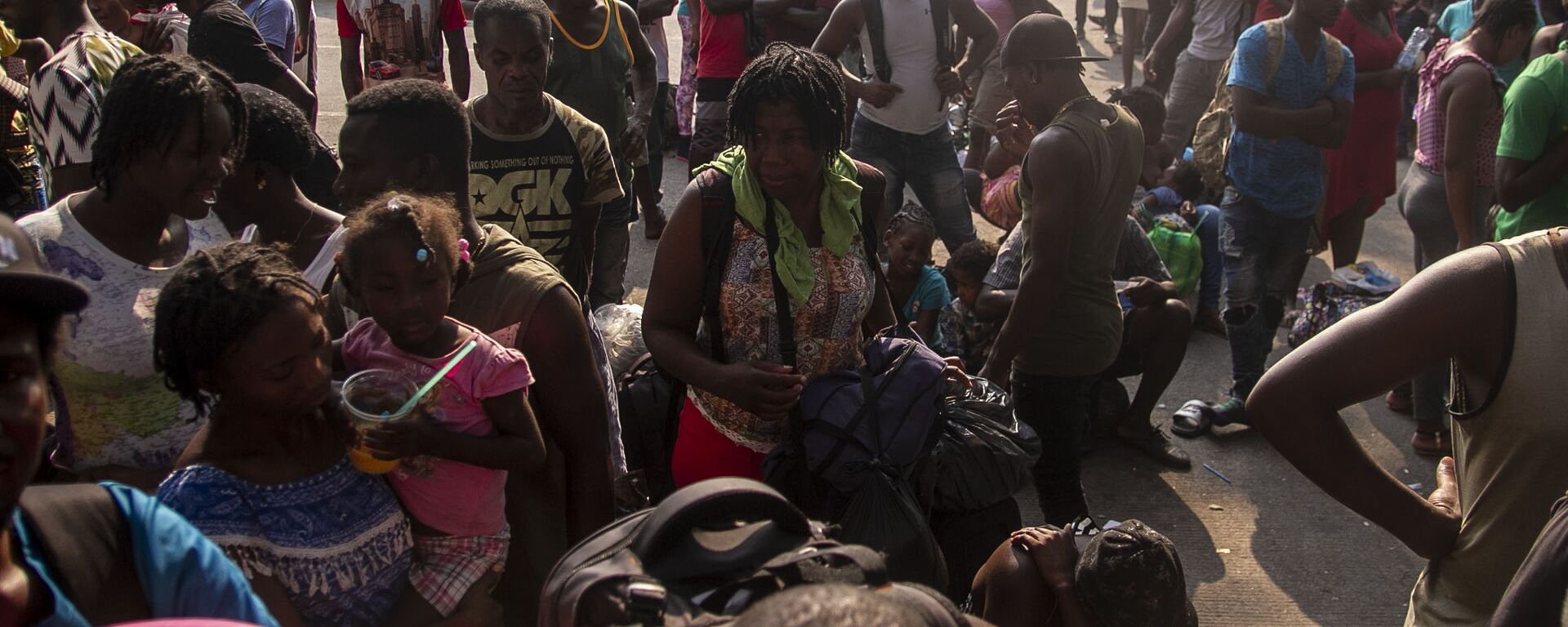 Tapachula, Chiapas: Cientos de migrantes, muchos de ellos haitianos, esperan que les resuelvan su situación migratoria en la estación Siglo XXI - Sputnik Mundo, 1920, 01.09.2021