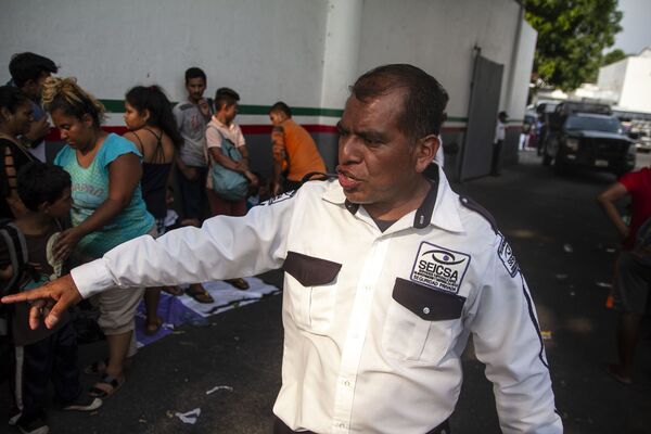 Tapachula, Chiapas: Seguridad privada desaloja a haitianos y africanos frente a la cárcel para migrantes, estación Siglo XXI Tapachula, Chiapas: Seguridad privada desaloja a haitianos y africanos frente a la cárcel para migrantes, estación Siglo XXI - Sputnik Mundo