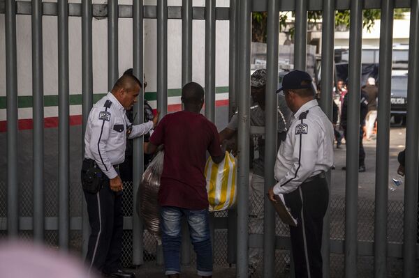 Tapachula, Chiapas: Migrante haitiano entrega víveres a sus compañeros presos en la cárcel migratoria Siglo XXI Tapachula, Chiapas: Migrante haitiano entrega víveres a sus compañeros presos en la cárcel migratoria Siglo XXI - Sputnik Mundo