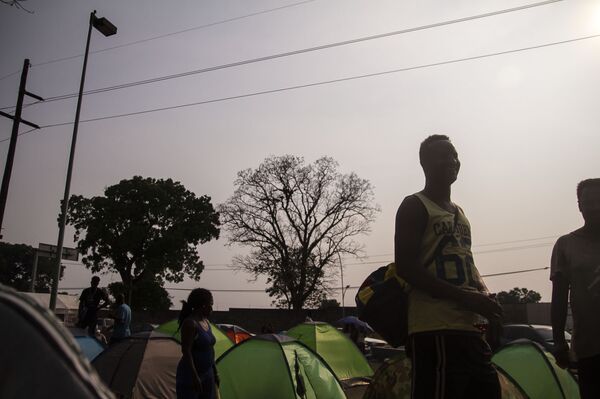 Tapachula, Chiapas: Campamento de haitianos y africanos frente la cárcel migratoria Siglo XXI, donde esperan que les resuelvan su situación en México Tapachula, Chiapas: Campamento de haitianos y africanos frente la cárcel migratoria Siglo XXI, donde esperan que les resuelvan su situación en México - Sputnik Mundo