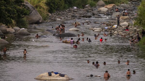 Huixtla, Chiapas: Migrantes de éxodo centroamericano se divierten antes de seguir su camino a EEUU - Sputnik Mundo