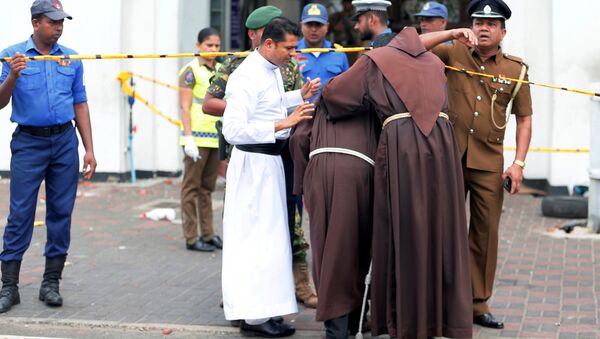 Unos sacerdotes entran en la iglesia de San Antonio de Kochchikade tras las explosiones - Sputnik Mundo