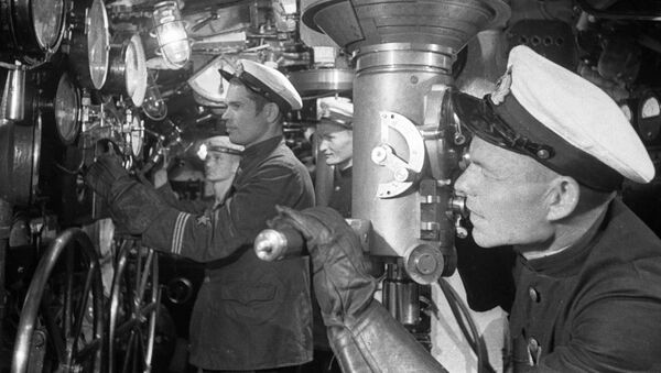 Un marino soviético trabaja en un submarino (archivo) - Sputnik Mundo