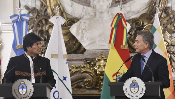 El presidente de Bolivia, Evo Morales junto al presidente de Argentina, Mauricio Macri - Sputnik Mundo
