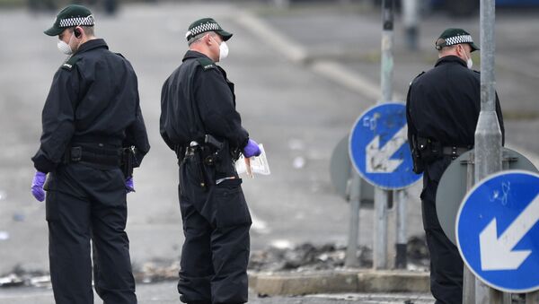 La Policía de Irlanda del Norte en el lugar del asesinato a la periodista Lyra McKee - Sputnik Mundo