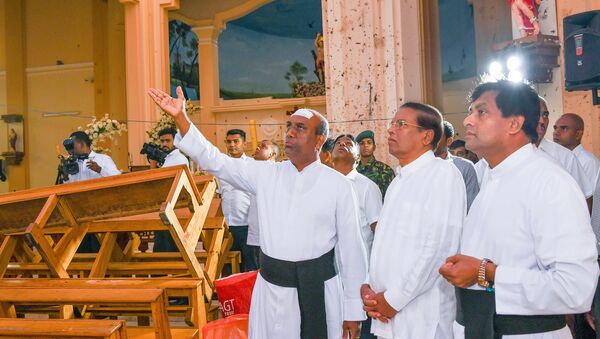 Maithripala Sirisena, presidente de Sri Lanka (seg.der.) en el lugar del atentado - Sputnik Mundo