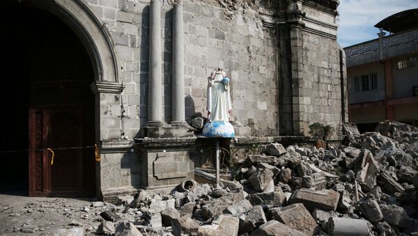 Escombros rodean la parroquia Santa Catalina de Alejandría después del terremotos en Filipinas - Sputnik Mundo