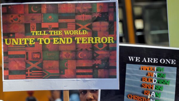 El cartel en el que se lee 'Dile al mundo: que se una para acabar con el terrorismo' - Sputnik Mundo